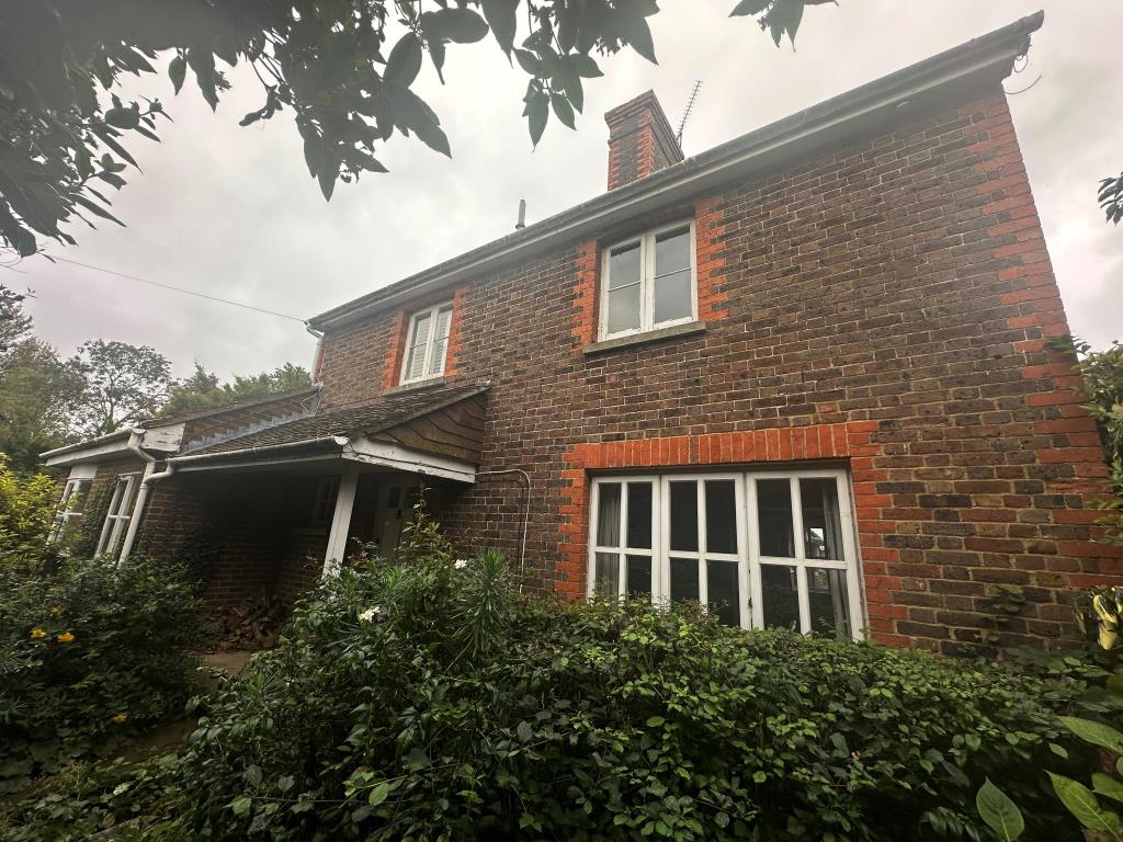 Lot: 70 - DETACHED HOUSE FOR REFURBISHMENT - Detached red brick cottage